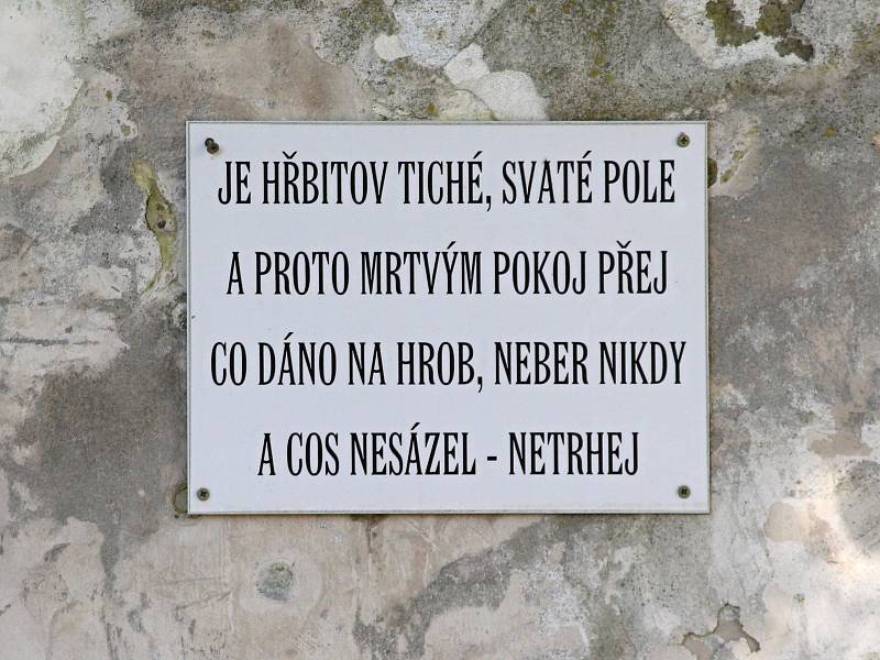 Jaro na hřbitově v Suchdole.