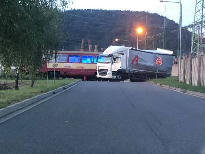 Nehoda osobního vlaku a kamionu na železničním přejezdu v Třemošnici.