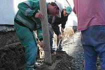 Výstavba komunikace a parkoviště pokračuje v současné době v areálu bývalých kasáren Prokopa Holého v Čáslavi. V pátek dělníci připravovali terén pro položení obruby silnice.