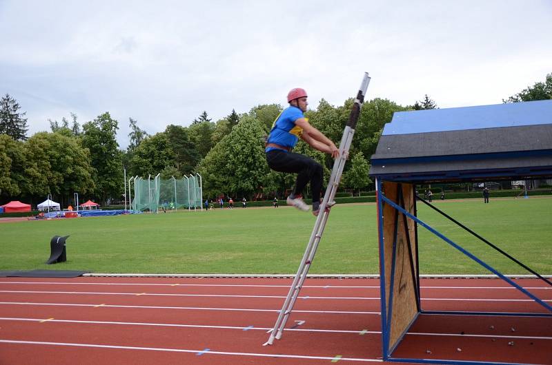 Na Městském stadionu Sletiště v Kladně se o víkendu 23. a 24. června uskutečnila hlavní část Krajské soutěže v požárním sportu profesionálních a dobrovolných hasičů.