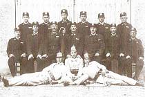 Členové hasičského sboru v roce 1930. Snímek vznikl při slavnostním otevírání hasičské zbrojnice v Hraběšíně.