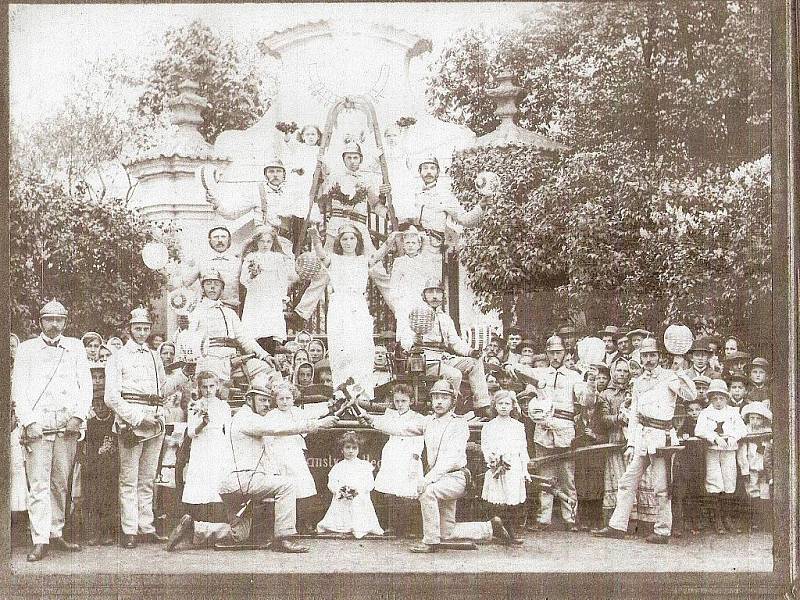 Druhého června roku 1912 se konala přehlídka hraběšínského sboru, z které se zachovala tato fotografie členů spolu se spoluobčany před zámeckou bránou, kterou daroval sboru František Kotvalt