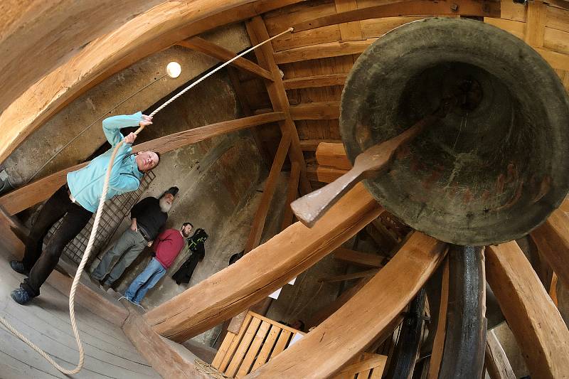 Svatobarborský zvon Ludvík rozezněli kutnohorští zvoníci v neděli 23. dubna v poledne na nějakou dobu naposledy. Největší ze tří svatobarborských zvonů, jejichž hlasy znějí nad údolím Vrchlice z věže bývalé jezuitské koleje, bude svěřen do péče odborníků.