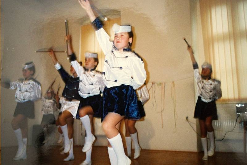 Mažoretky Domu dětí a mládeže v Čáslavi vystupovaly na karnevale, který se zpočátku konal v tělocvičně. Fotka pochází z února roku 2000.