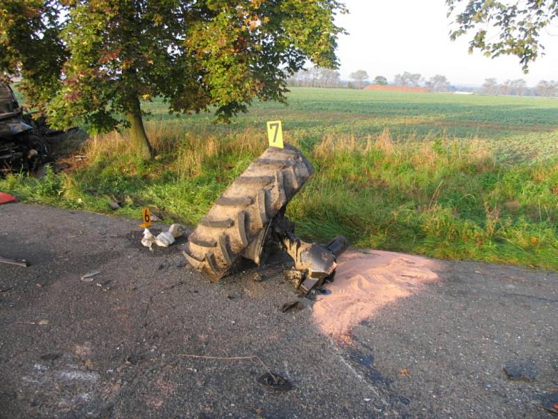 Nehoda automobilu a traktoru u Úmonína 30. září 2014.