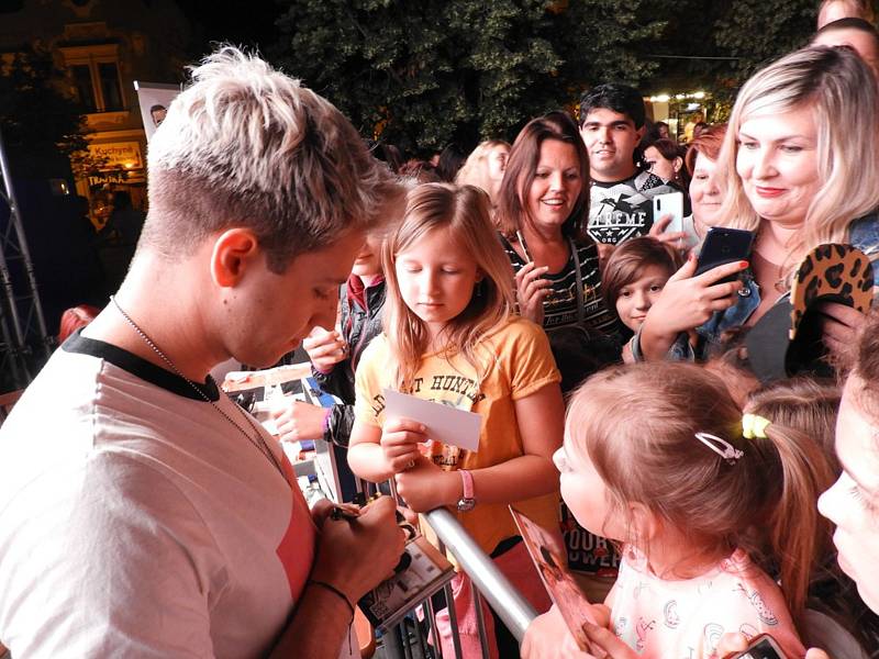 Čáslavské slavnosti: koncert zpěváka Milana Peroutky a jeho kapely Perutě.