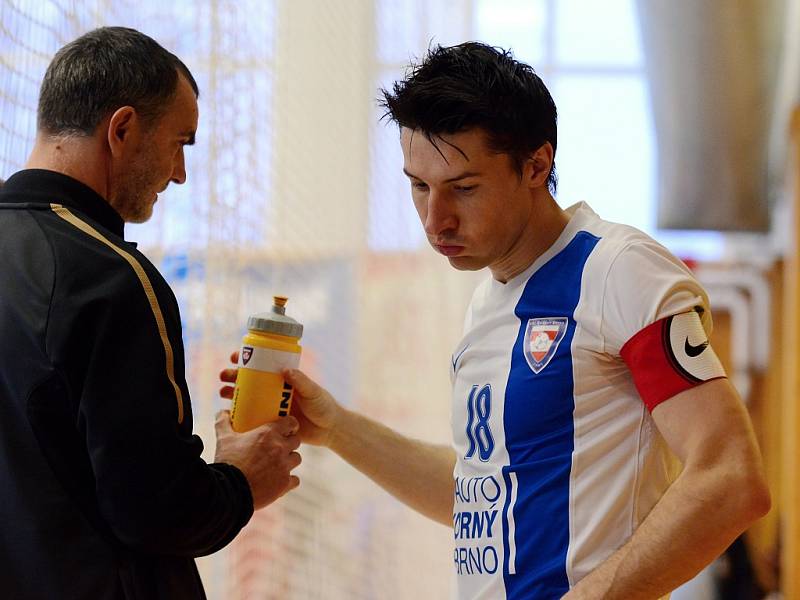 1. zápas čtvrtfinále: Benago Zruč n. S. - Tango Brno 8:9 po penaltách.