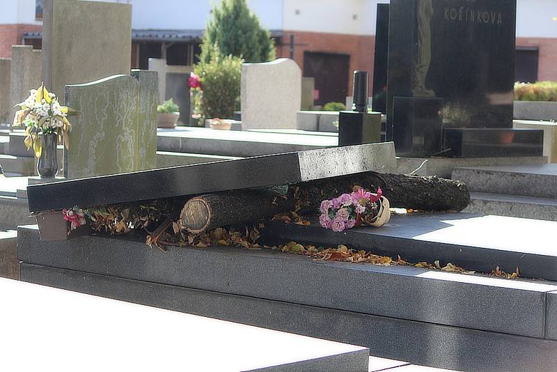 Vichr řádil také na kutnohorském hřbitově Všech svatých. Popadané květiny, kahánky i náhrobní kámen. Tak to na centrálním hřbitově vypadalo ve čtvrtek 21. října 2021.