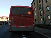 Autobus městské hromadné dopravy ve Školní ulici v Kutné Hoře.