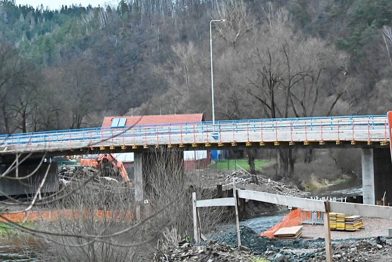 Na Štědrý den ráno byl otevřen nový most přes řeku Sázavu v Kácově. Skončilo tak trápení řidičů, kteří museli používat mnohakilometrové objížďky.