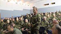 Záložníky na letecké základně v Čáslavi přijel pozdravit velitel vzdušných sil.
