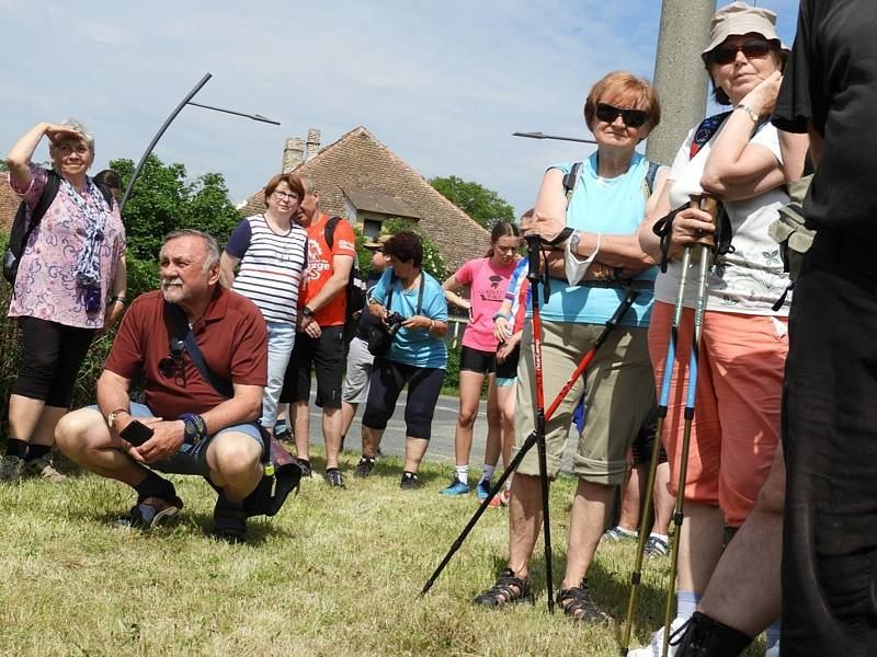 Pamětní desku sochařky Vlasty Samohrdové požehnal páter Pavel Tobek v Hlízově.