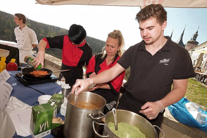 Téměř patnáct stovek milovníků dobrého jídla se vydalo v sobotu 1. dubna do Kutné Hory na I. Kutnohorský Mini Street Food Festival na terase Vily U Varhanáře.