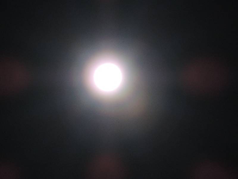 Úplné zatmění Měsíce, pozorováno v Čáslavi v Jetelové ulici.