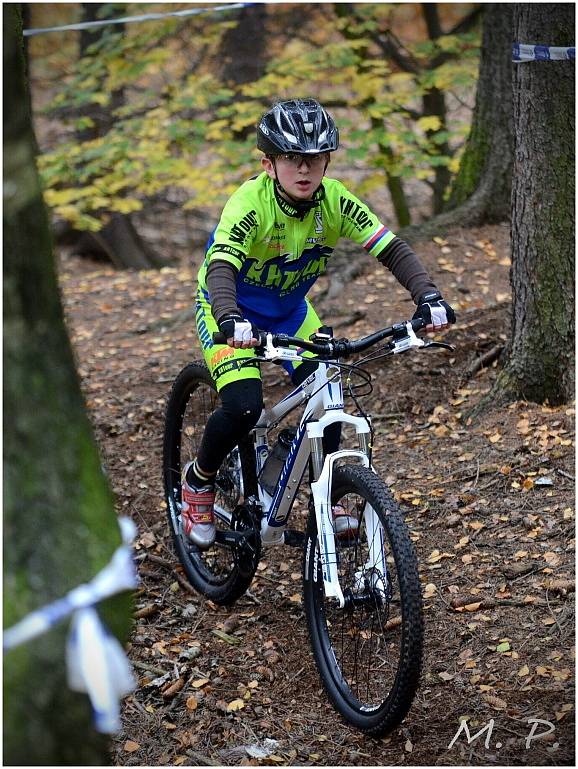 Trénink kutnohorské cyklistické stáje KH Tour Cycling Team pod kaňkovskou rozhlednou, 27. října 2013.