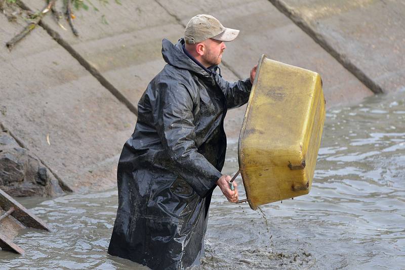 Do podzimních výlovů rybníků se zapojil i Kácov.