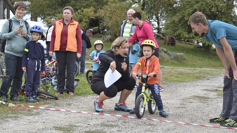 U rozhledny Bohdanka se závodilo na kolech.