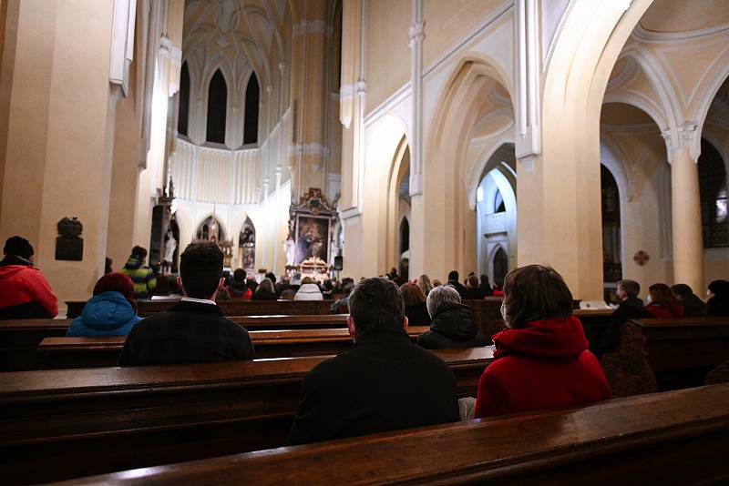 Z adventního koncertu studentů Církevního gymnázia v Kutné Hoře v sedlecké katedrále Nanebevzetí Panny Marie a svatého Jana Křtitele.