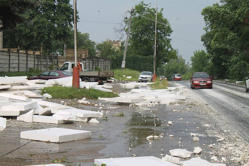 Větrná smršť odfoukla desítky polystyrenových desek.