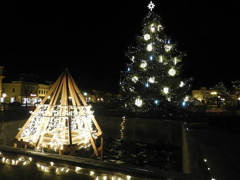 Vánoční výzdoba na náměstí Jana Žižky z Trocnova v Čáslavi.