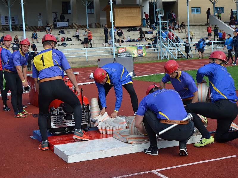 Z krajské soutěže v požárním sportu profesionálních a dobrovolných hasičů na stadionu Olympia v Kutné Hoře.