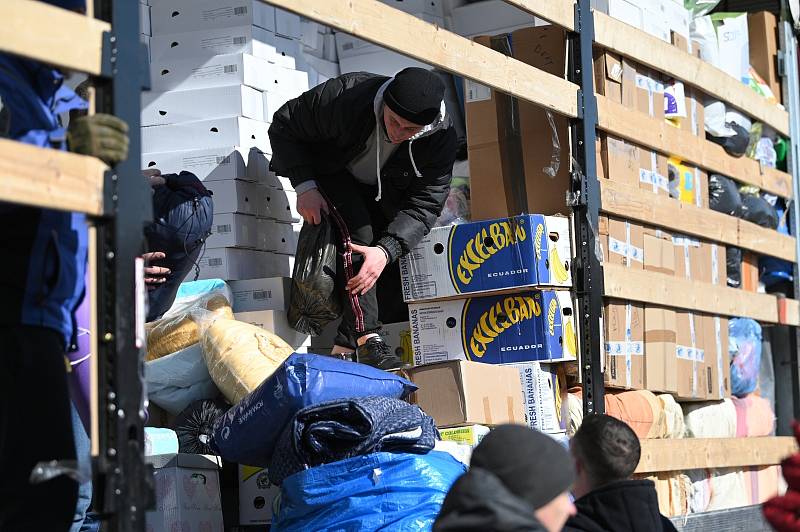 Z předávky humanitární pomoci z Kutné Hory na slovensko-ukrajinské hranici v obci Vyšné Nemecké.