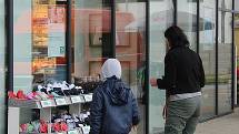 Znovuotevření obchodů s obuví a oblečením (pouze zboží pro děti) v Kutné Hoře po skončení nouzového stavu.