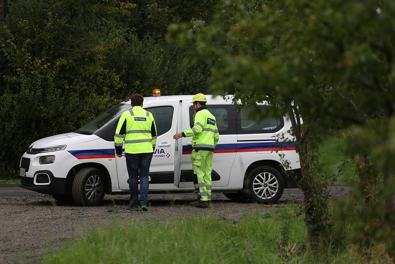 Z ukázky úpravy povrchu vozovky, pokládání takzvaného mikrokoberce.