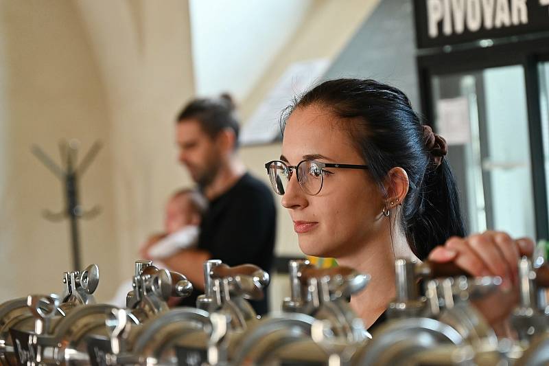 Svatováclavská slavnost na nádvoří pivovaru v Malešově.