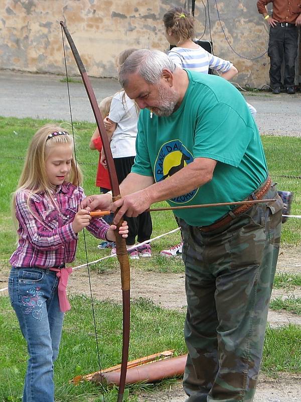 II. Westernový den v Kozohlodech pobavil i soutěžemi siláků