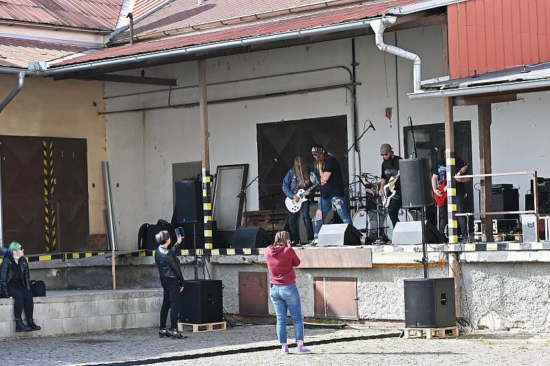 Koncert kapel Torrax a Diesel na dvoře kutnohorského pivovaru.