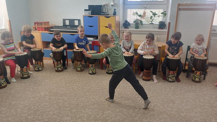Bubnování v Mateřské škole v Sedlci.