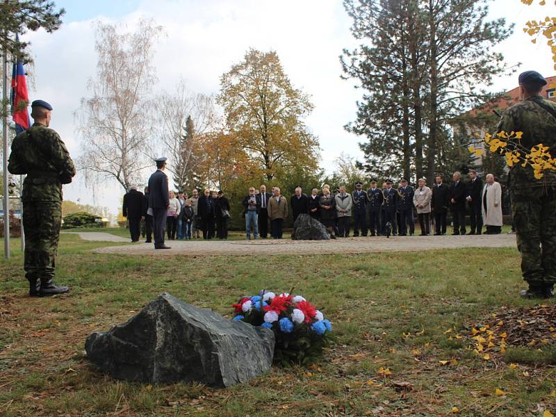 Slavnostní nástup příslušníků 21. základny taktického letectva Čáslav a odhalení pamětní desky Jaroslava Šefčíka