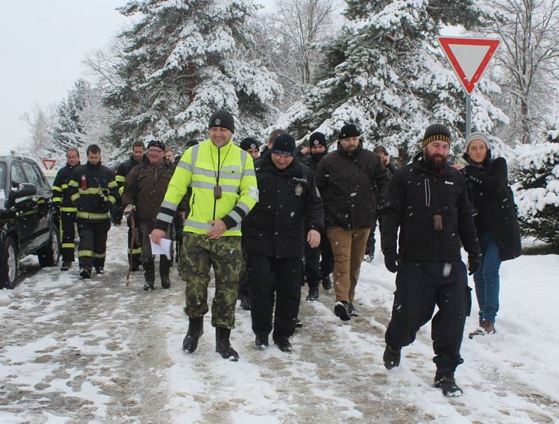 Po ztraceném seniorovi ve Schořově pátrá 170 lidí.