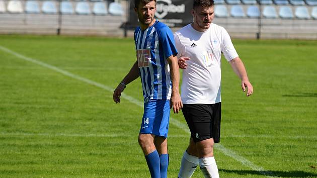 Fotbalista FK Čáslav Kamil Petrů (vlevo).