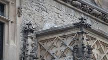 Fasádu Kamenného domu v Kutné Hoře chrání před holuby speciální bodla.