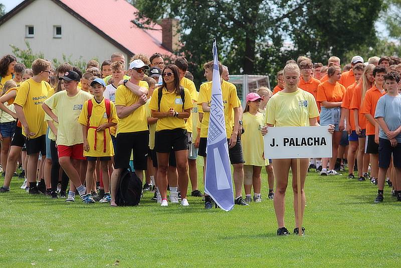 Ze závěrečného slavnostního ceremoniálu Městských her 9. olympiády dětí a mládeže na stadionu Olympia v Kutné Hoře.