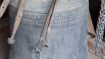 Příprava svatobarborských zvonů (na snímku Ludvík) na cestu k opravě do zvonařské dílny v nizozemském Astenu.