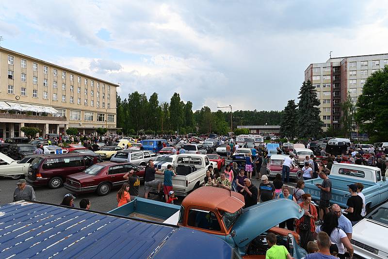 "První jarní bublání", sraz milovníků amerických aut ve Zruči nad Sázavou. Foto: Adam Plavec