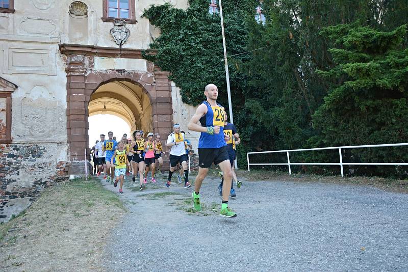 Běh na kamenný stůl startoval z nádvoří zámku v Ratajích nad Sázavou.