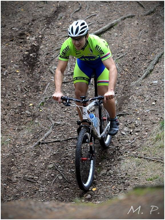 Trénink kutnohorské cyklistické stáje KH Tour Cycling Team pod kaňkovskou rozhlednou, 27. října 2013.