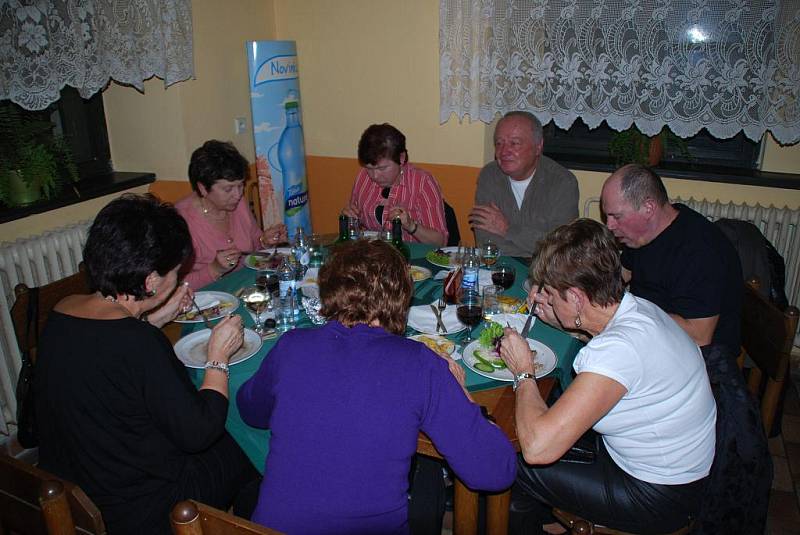 Silvestr v hostinci U Zlatého lva.