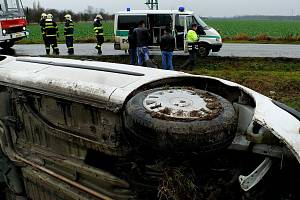 Na levý bok otočený osobní automobil na poli u silnice mezi Novými Dvory a Svatou Kateřinou, jehož řidič nepřizpůsobil rychlost jízdy mokrému povrchu vozovky, včera dopoledne předznamenal možnou víkendovou kalamitní situaci na silnicích.