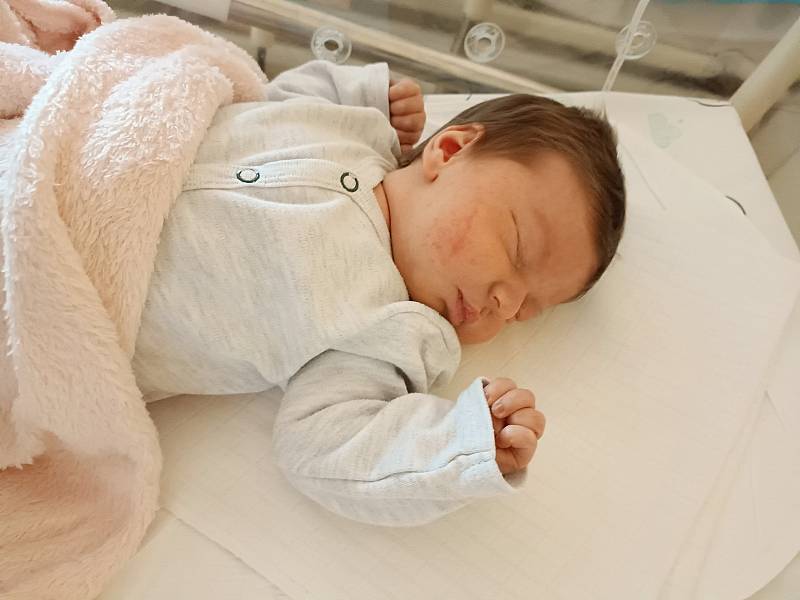 Ema Chraščová se narodila 16. června 2022 v 16.36 hodin v čáslavské porodnici. Po narození vážila 3580 gramů a měřila 52 centimetrů . Doma v Čáslavi jí přivítali maminka Milena, tatínek Tomáš a šestnáctiletá sestra Nikol.