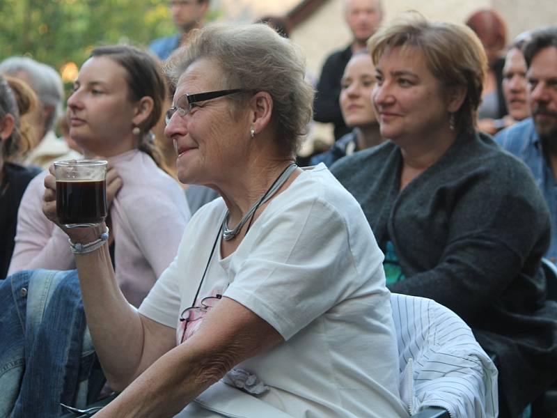 Komedie Františka Ringo Čecha v podání ochotníků ze spolku Modrá Želva z Kolínska