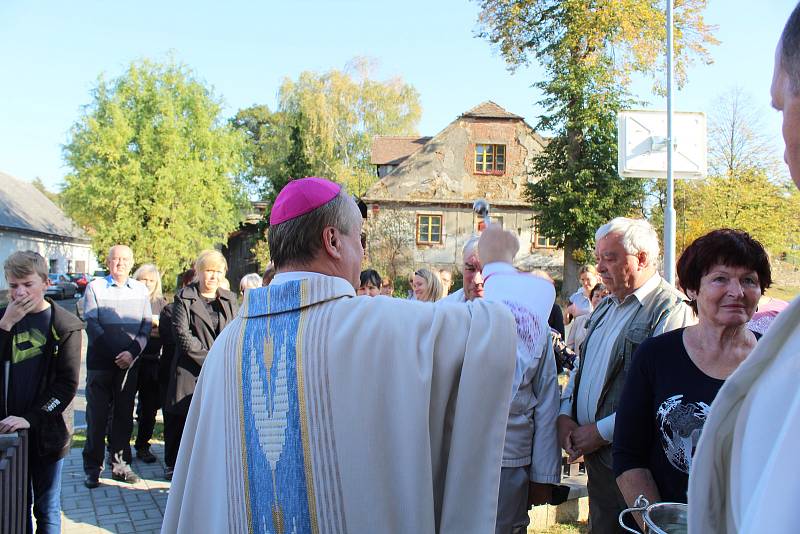 Ze svěcení opravené kaple v Šebestěnicích.