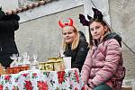 Vánoční dekorace a dárky, občerstvení, a hlavně slavnostní předvánoční náladu nabídl v sobotu adventní jarmark v Sedleci.