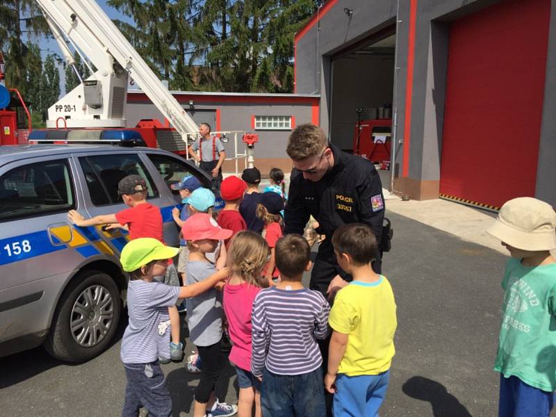 Děti ze školky navštívily policisty.