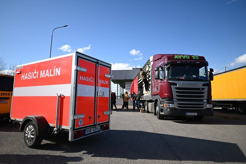 Z předávky humanitární pomoci z Kutné Hory na slovensko-ukrajinské hranici v obci Vyšné Nemecké.