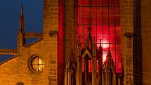 Červeným nasvícením okna v západním průčelí Sedlecké katedrály začal týden distanční připomínky 600 let od vypálení Sedleckého kláštera husity.
